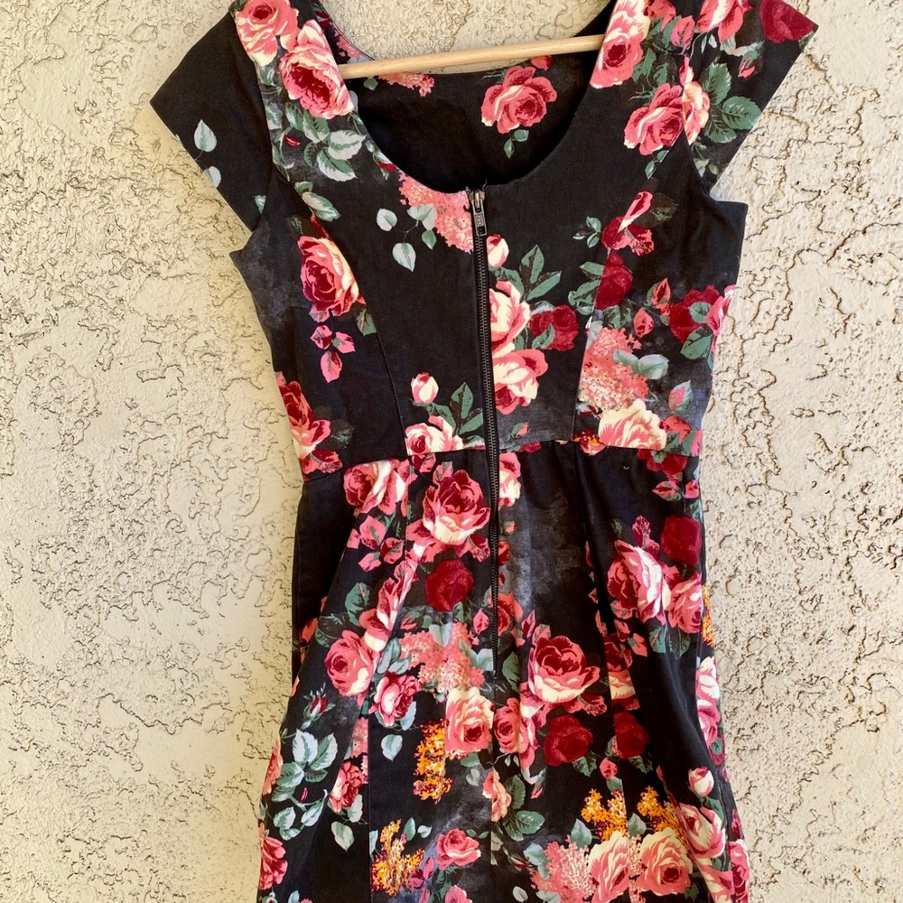 Beautiful dress! Floral and chic